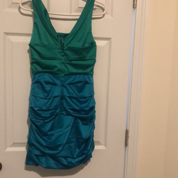 Express color block ruched dress - Picture 2 of 5
